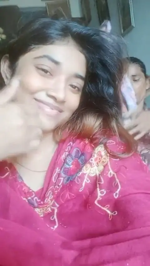 কিউট আপুটি তার বফ কে দুধ দেখানো